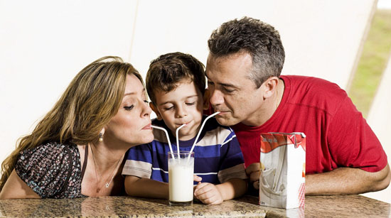 MSC Noticias - Family_milk2 Agencias Com y Pub Comstat Rowland Publicidad Salud 