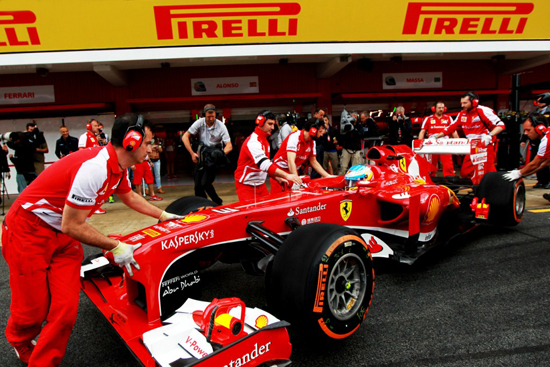 MSC Noticias - 03.-Mecánicos-de-Ferrari-maniobran-en-los-pits-el-monoplaza-de-Fernando-Alonso Agencias Com y Pub Creatividad & Media Deportes Motores Negocios Publicidad 