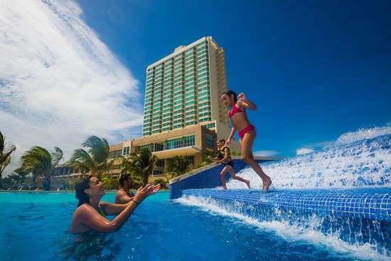 MSC Noticias - Familia-disfrutando-la-piscina Agencias Com y Pub MARCOM Negocios Publicidad Turismo 